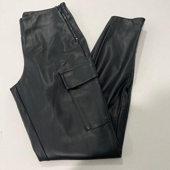 Zara black faux leather cargo pants snap fasteners ankles size 6 - Picture 9 of 11